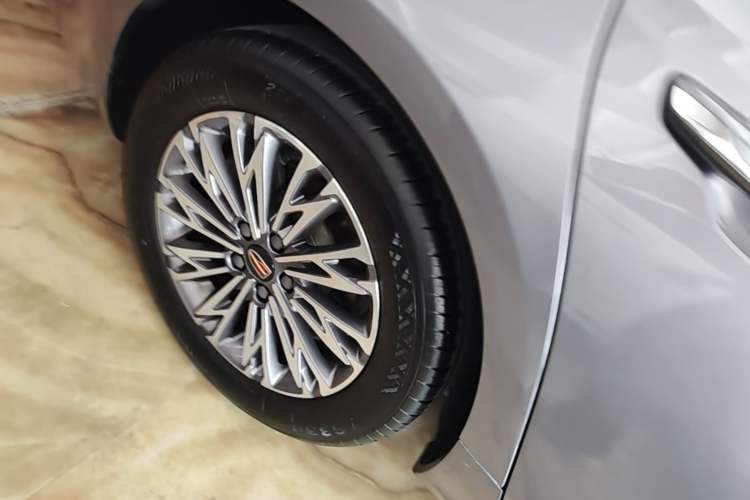Used Hongqi H5 2023 1.5T DCT Smart Connect Flagship Edition Right Rear Wheel Hub