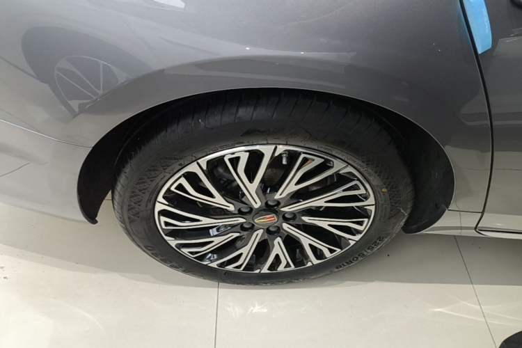 Used Hongqi H5 2023 2.0T Automatic Smart Connect Flagship Edition Right Rear Wheel Hub