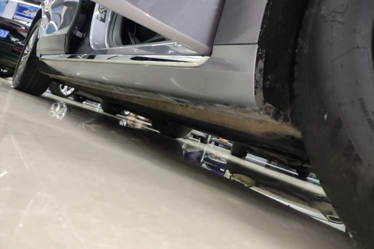 Used Hongqi H5 2023 1.5T DCT Smart Connect Flagship Edition Right Side Sill