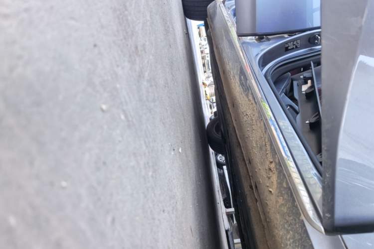 Used Hongqi H5 2023 1.5T DCT Smart Connect Flagship Edition Right Side Sill