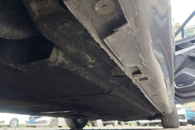 Used Hongqi H5 2023 1.5T DCT Smart Connect Flagship Edition Right Side Sill