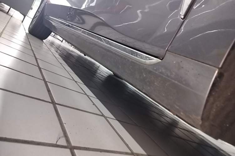 Used Hongqi H5 2023 2.0T Automatic Smart Connect Flagship Edition Right Side Sill