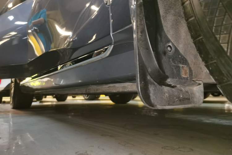 Used Hongqi H5 2023 2.0T Automatic Smart Connect Flagship Edition Right Side Sill