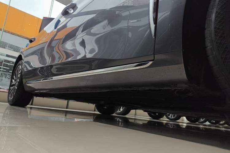 Used Hongqi H5 2023 2.0T Automatic Smart Connect Flagship Edition Right Side Sill