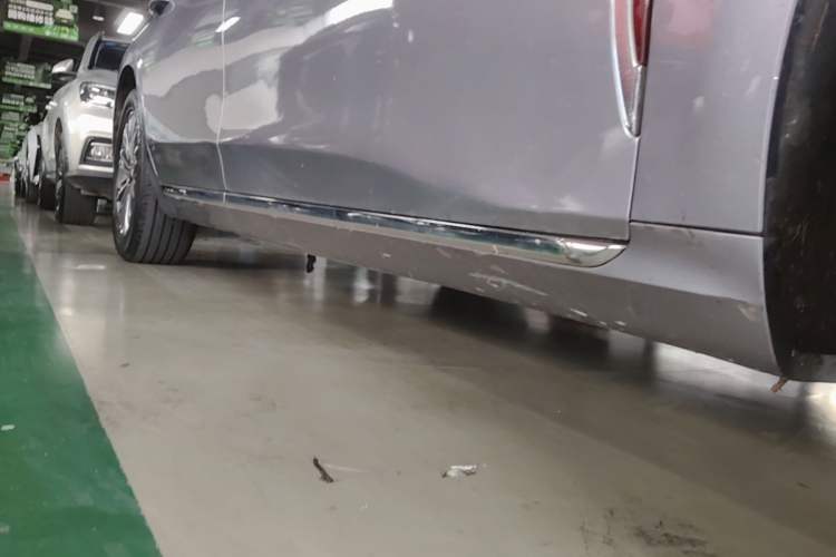 Used Hongqi H5 2023 2.0T Automatic Smart Connect Flagship Edition Right Side Sill