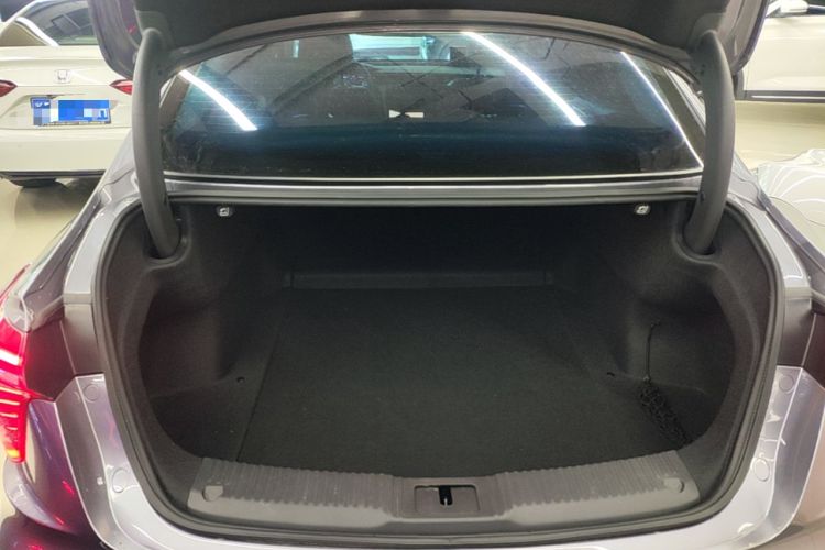Used Hongqi H5 2023 1.5T DCT Smart Connect Flagship Edition Trunk