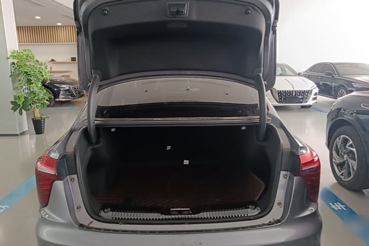 Used Hongqi H5 2023 2.0T Automatic Smart Connect Flagship Edition Trunk