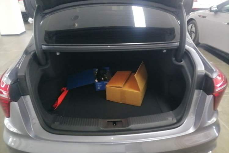 Used Hongqi H5 2023 2.0T Automatic Smart Connect Flagship Edition Trunk
