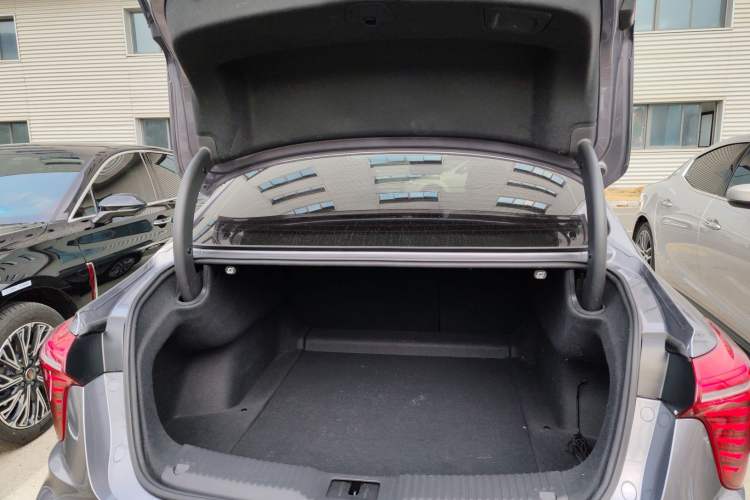 Used Hongqi H5 2023 2.0T Automatic Smart Connect Flagship Edition Trunk