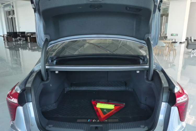 Used Hongqi H5 2023 2.0T Automatic Smart Connect Flagship Edition Trunk