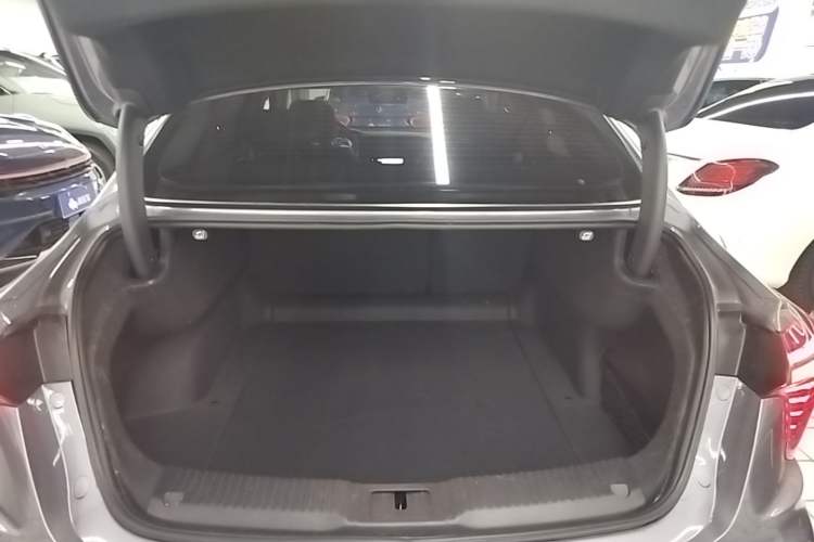 Used Hongqi H5 2023 2.0T Automatic Smart Connect Flagship Edition Trunk