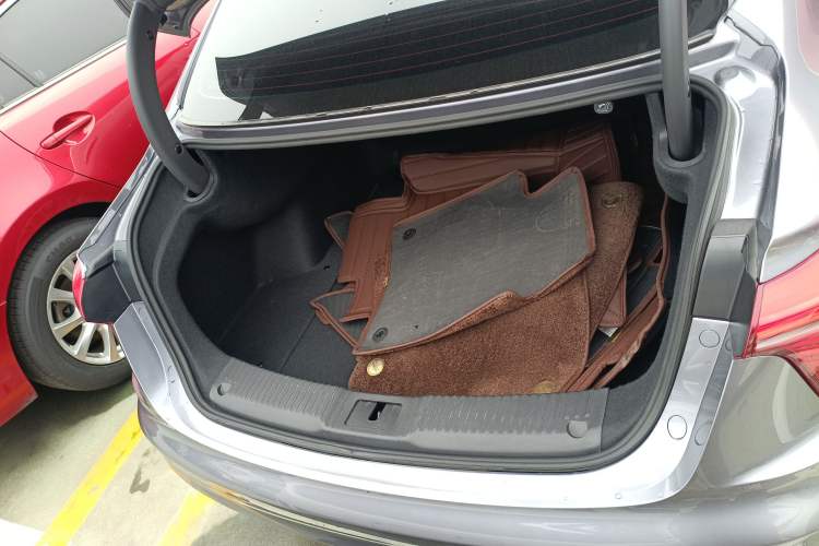 Used Hongqi H5 2023 2.0T Automatic Smart Connect Flagship Edition Trunk