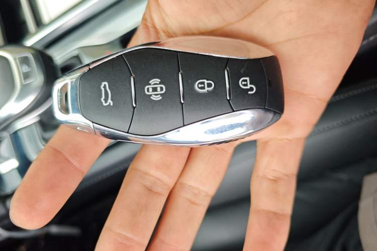 Used Hongqi H5 2023 2.0T Automatic Smart Connect Flagship Edition Vehicle Key