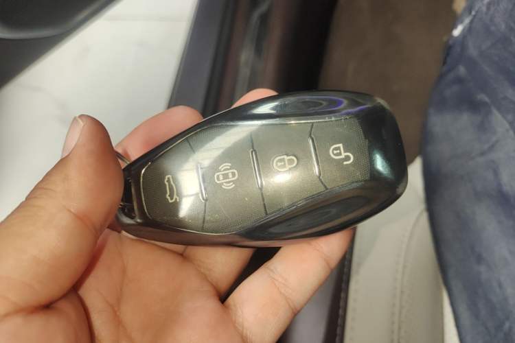 Used Hongqi H5 2023 2.0T Automatic Smart Connect Flagship Edition Vehicle Key