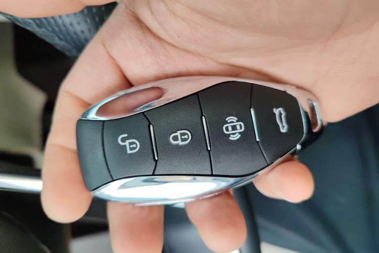 Used Hongqi H5 2023 2.0T Automatic Smart Connect Flagship Edition Vehicle Key