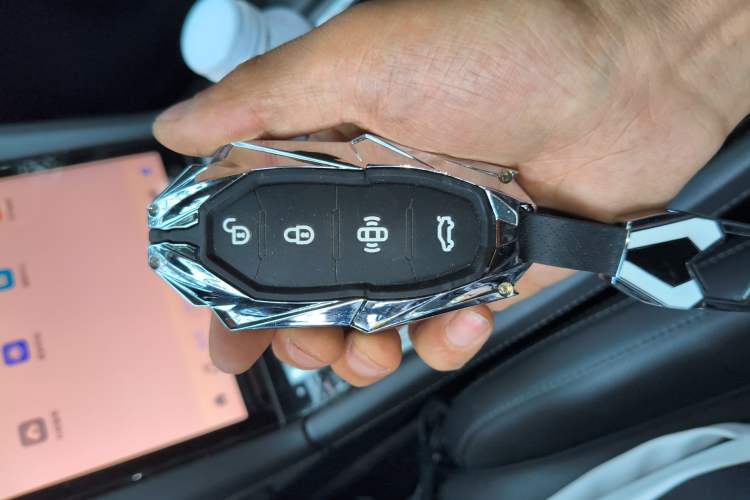 Used Hongqi H5 2023 2.0T Automatic Smart Connect Flagship Edition Vehicle Key