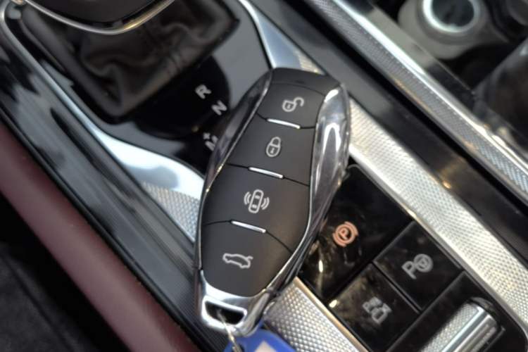 Used Hongqi H5 2023 2.0T Automatic Smart Connect Flagship Edition Vehicle Key