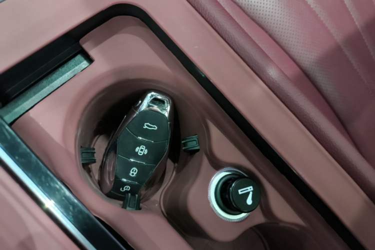 Used Hongqi H5 2023 2.0T Automatic Smart Connect Flagship Edition Vehicle Key