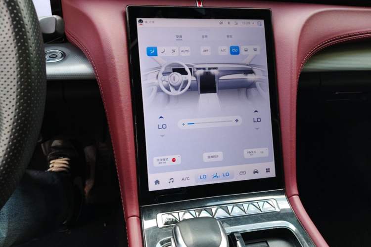 Used Hongqi H5 2023 2.0T Automatic Smart Connect Flagship Edition Audio And AC Panel