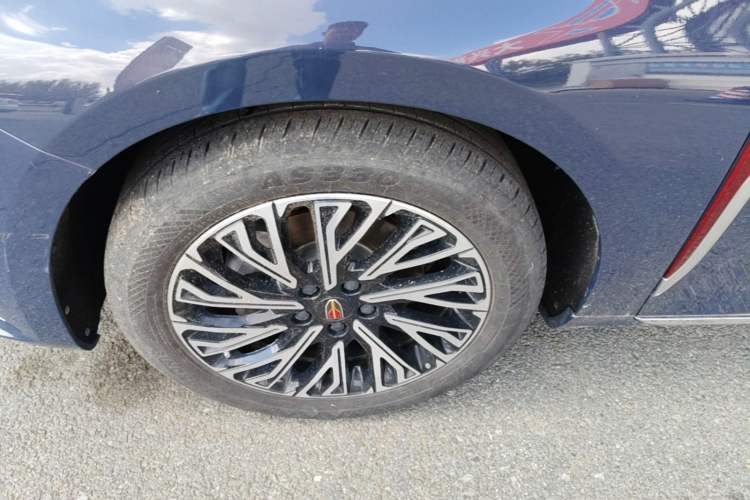 Used Hongqi H5 2023 2.0T Automatic Smart Connect Flagship Edition Left Front Wheel Hub