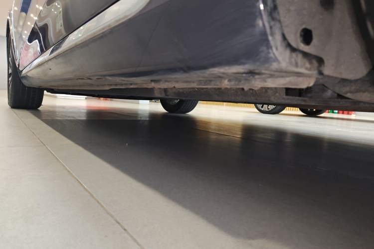 Used Hongqi H5 2023 2.0T Automatic Smart Connect Flagship Edition Left Side Sill