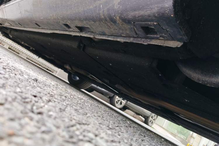 Used Hongqi H5 2023 2.0T Automatic Smart Connect Flagship Edition Left Side Sill