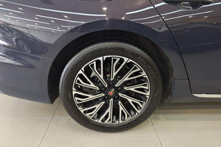 Used Hongqi H5 2023 2.0T Automatic Smart Connect Flagship Edition Right Rear Wheel Hub