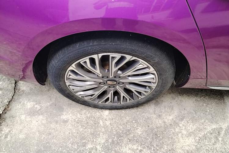 Used Hongqi H5 2023 2.0T Automatic Smart Connect Flagship Edition Right Rear Wheel Hub