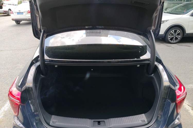 Used Hongqi H5 2023 2.0T Automatic Smart Connect Flagship Edition Trunk