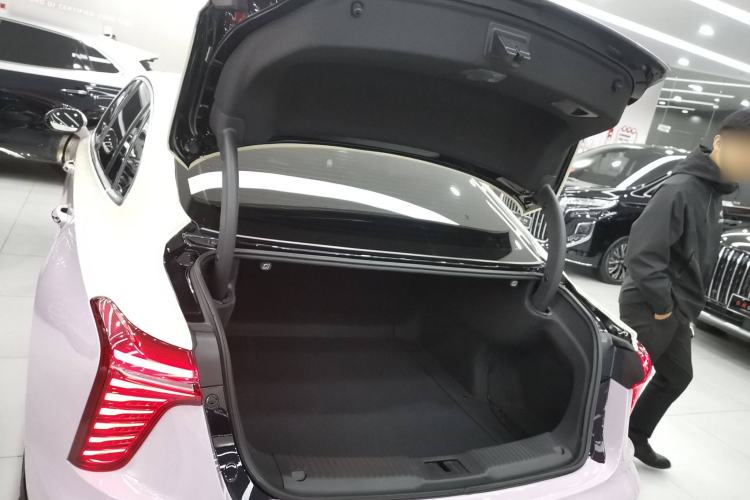 Used Hongqi H5 2023 2.0T Automatic Smart Connect Flagship Edition Trunk