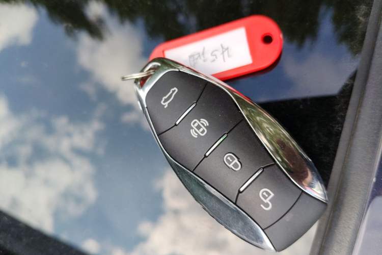 Used Hongqi H5 2023 2.0T Automatic Smart Connect Flagship Edition Vehicle Key