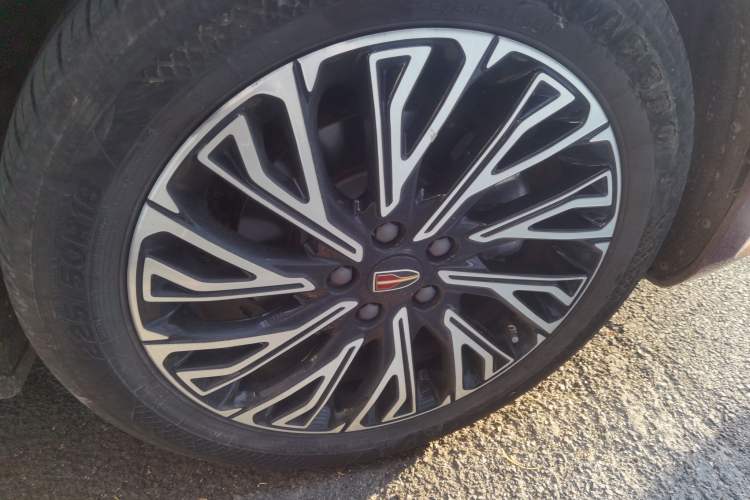 Used Hongqi H5 2023 2.0T Automatic Smart Connect Flagship Edition Right Front Wheel Hub
