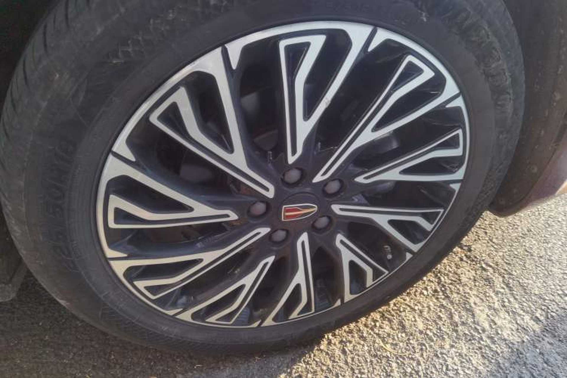 Used Hongqi H5 2023 2.0T Automatic Smart Connect Flagship Edition Right Front Wheel Hub