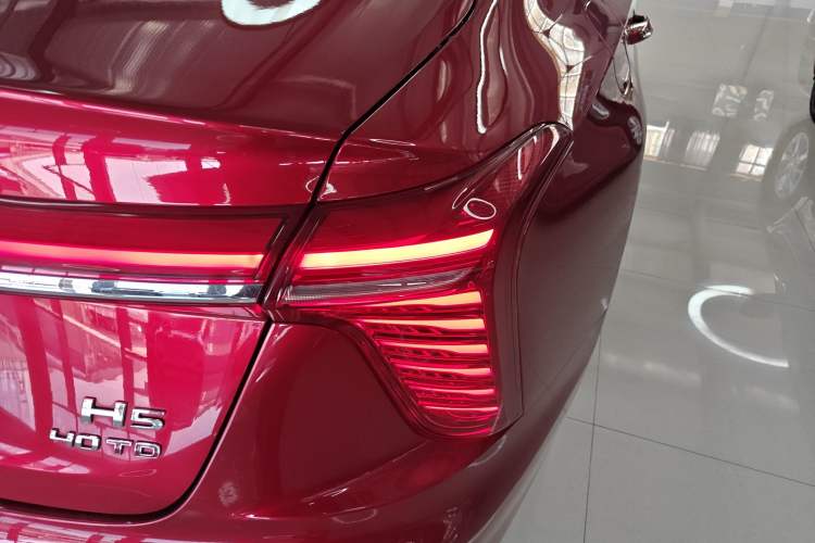 Used Hongqi H5 2023 2.0T Automatic Smart Connect Flagship Edition Right Rear Taillight
