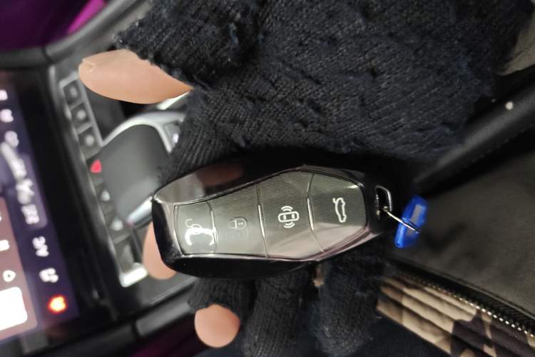 Used Hongqi H5 2023 2.0T Automatic Smart Connect Flagship Edition Vehicle Key