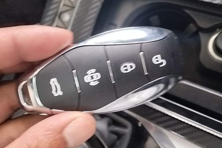 Used Hongqi H5 2023 2.0T Automatic Smart Connect Flagship Edition Vehicle Key