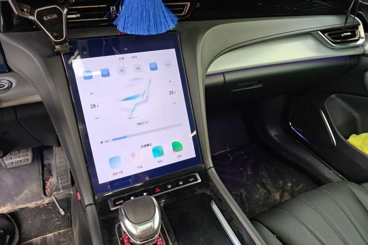 Used Hongqi H5 2023 2.0T Automatic Smart Connect Flagship Edition Audio And AC Panel