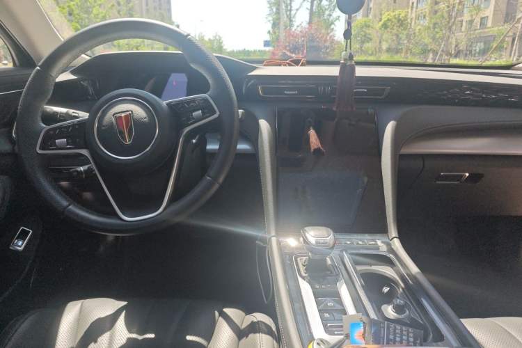 Used Hongqi H5 2023 2.0T Automatic Smart Connect Flagship Edition Center Console