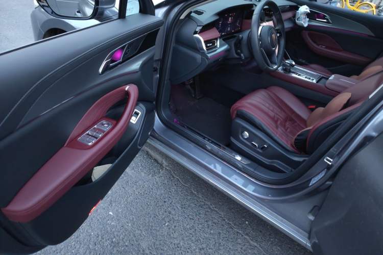 Used Hongqi H5 2023 2.0T Automatic Smart Connect Flagship Edition Driver Seat