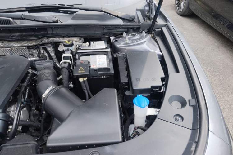Used Hongqi H5 2023 1.5T DCT Smart Connect Flagship Edition Engine Bay Left