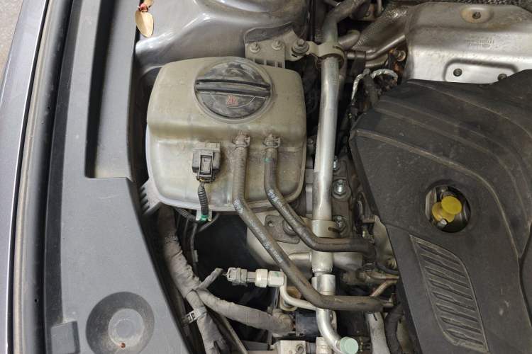 Used Hongqi H5 2023 2.0T Automatic Smart Connect Flagship Edition Engine Bay Right