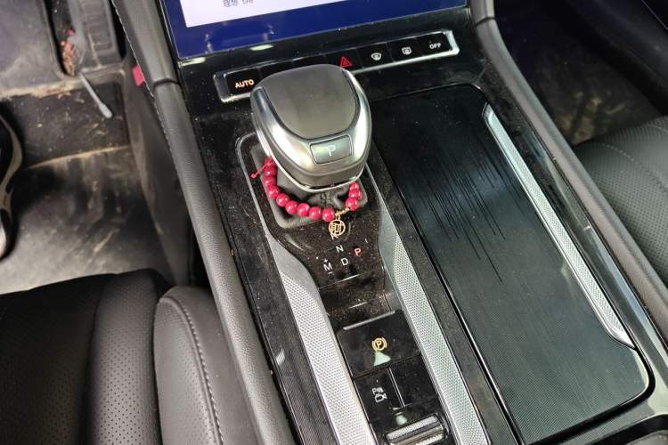 Used Hongqi H5 2023 2.0T Automatic Smart Connect Flagship Edition Gear Lever