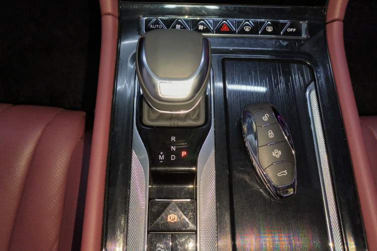 Used Hongqi H5 2023 2.0T Automatic Smart Connect Flagship Edition Gear Lever