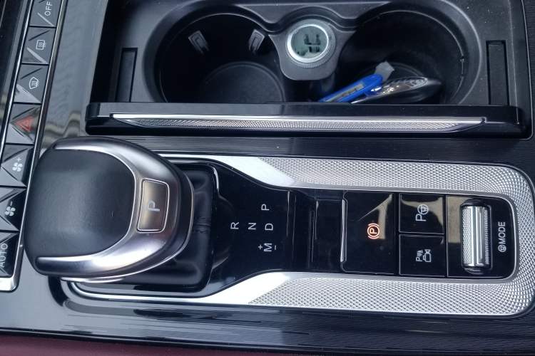 Used Hongqi H5 2023 2.0T Automatic Smart Connect Flagship Edition Gear Lever