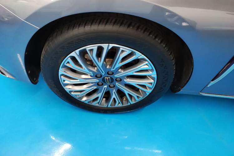 Used Hongqi H5 2023 2.0T Automatic Smart Connect Flagship Edition Left Front Wheel Hub