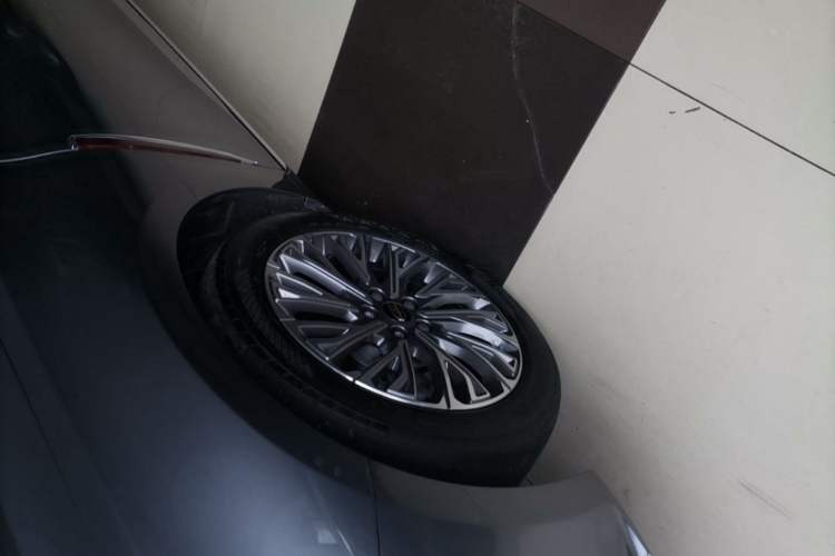 Used Hongqi H5 2023 2.0T Automatic Smart Connect Flagship Edition Left Front Wheel Hub