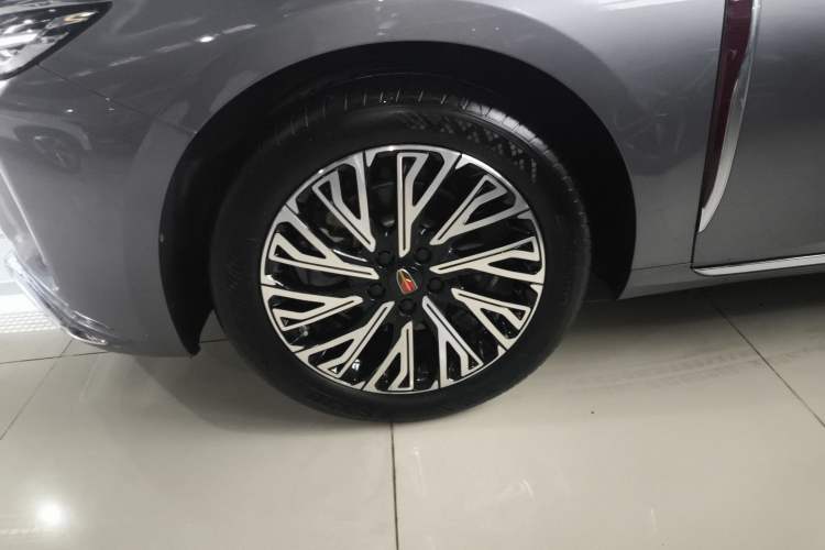 Used Hongqi H5 2023 2.0T Automatic Smart Connect Flagship Edition Left Front Wheel Hub