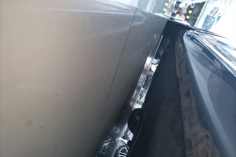 Used Hongqi H5 2023 2.0T Automatic Smart Connect Flagship Edition Left Side Sill