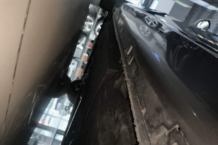 Used Hongqi H5 2023 2.0T Automatic Smart Connect Flagship Edition Left Side Sill