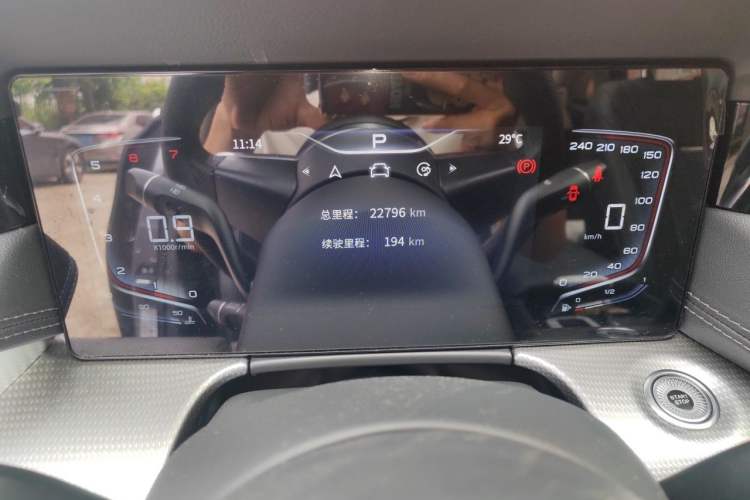 Used Hongqi H5 2023 1.5T DCT Smart Connect Flagship Edition Odometer Close Up